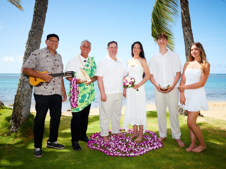 Hawaii wedding & vow renewal ukulele musician.