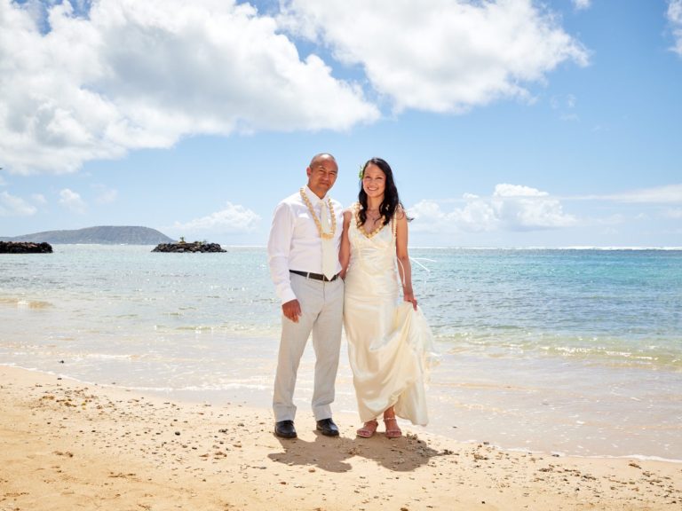 Hawaii wedding & vow renewal ukulele musician.